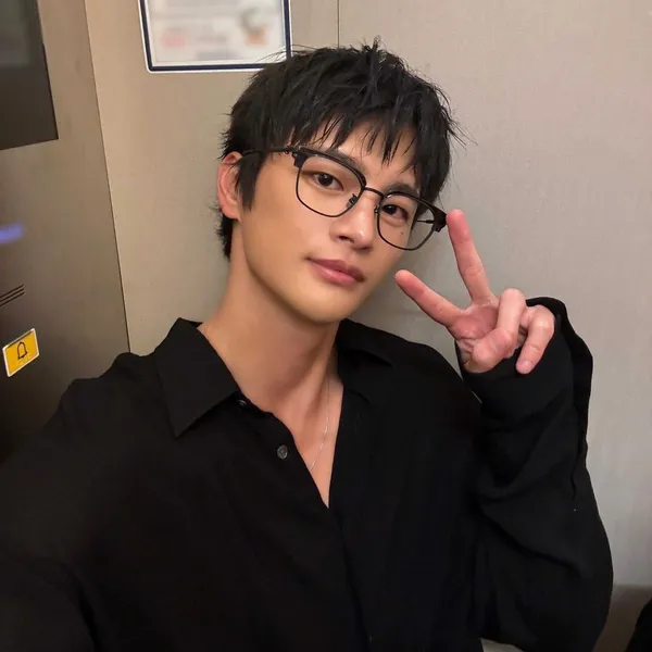 Popular photo full of fans’ love for Seo Inguk