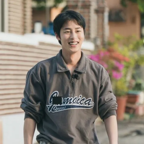 Popular photo full of fans’ love for Lee Jaewook