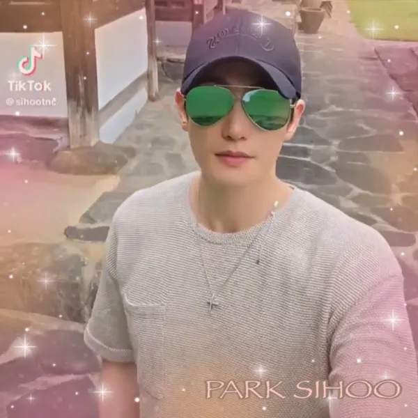 Popular photo full of fans’ love for Park Sihoo