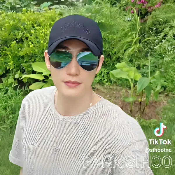 The most loved look of Park Sihoo today