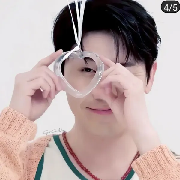 Popular photo full of fans’ love for Young Tak