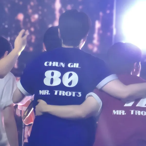 Popular photo full of fans’ love for Chungil