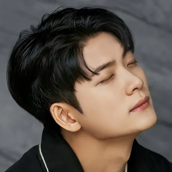 Foto populer Kang Taeoh yang penuh cinta dari penggemar