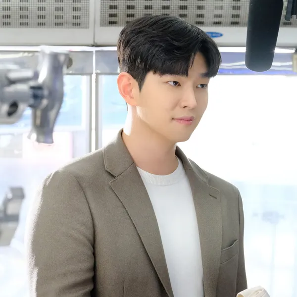 The most loved look of Yoon Kyunsang today
