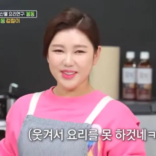 Popular photo full of fans’ love for Song Gain