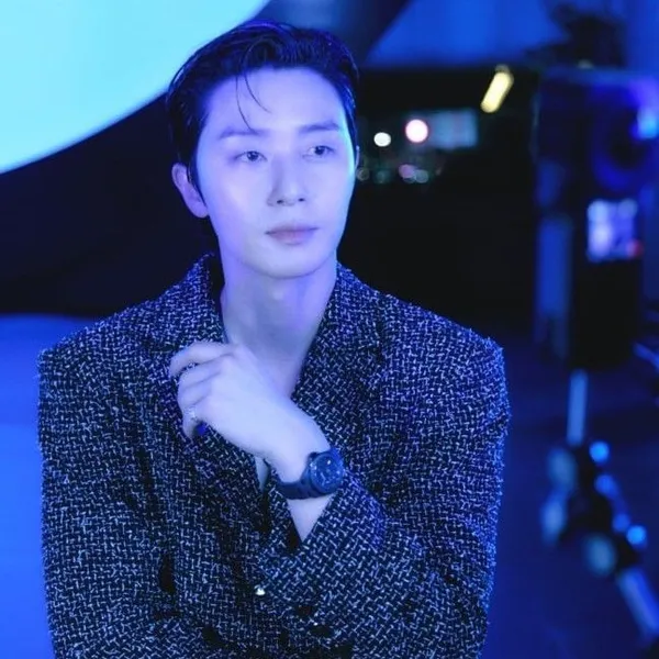 The most loved look of Park Seojoon today