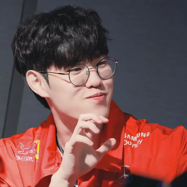 Popular photo full of fans’ love for Oner