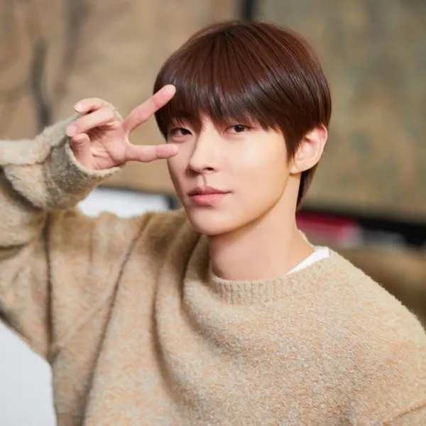 Popular photo full of fans’ love for Hwang Inyoup