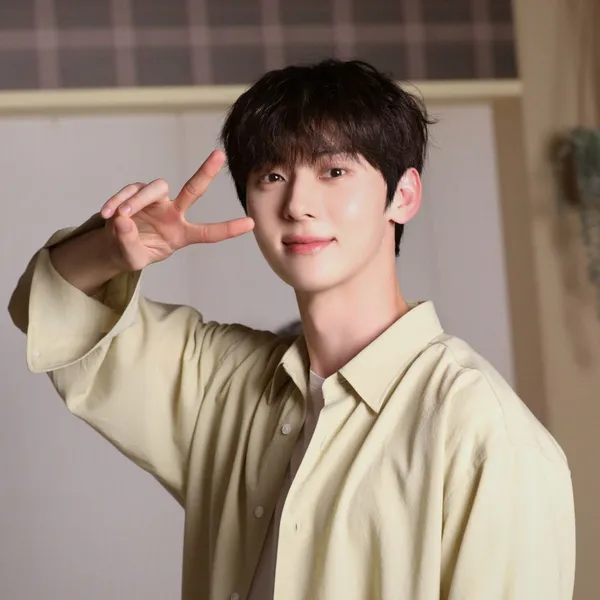 Popular photo full of fans’ love for Hwang Minhyun