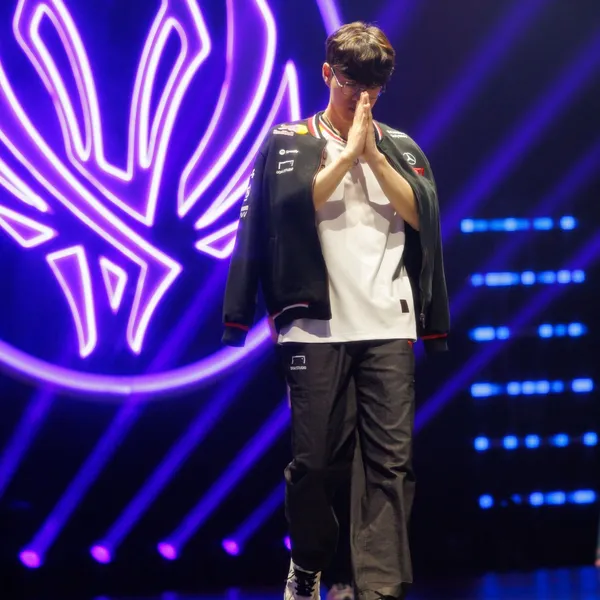 Popular photo full of fans’ love for Oner