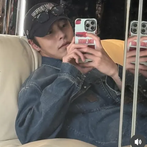 Popular photo full of fans’ love for Lee Jaewook