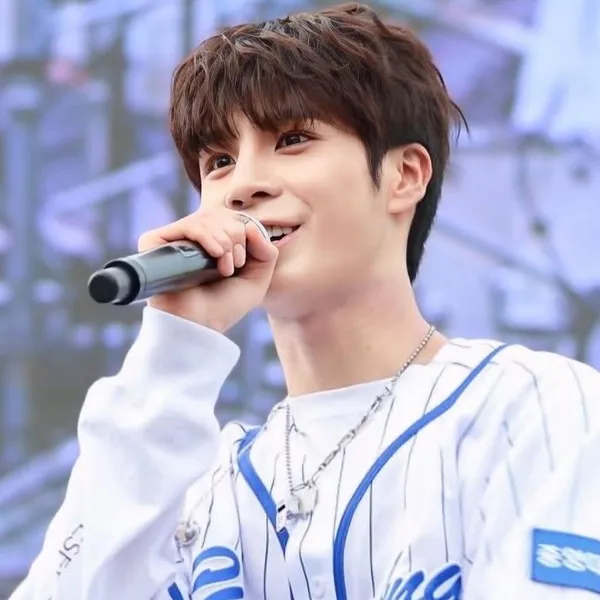 The most loved look of Jeong Dongwon today