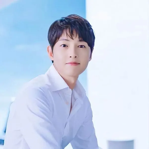Foto populer Song Joongki yang penuh cinta dari penggemar