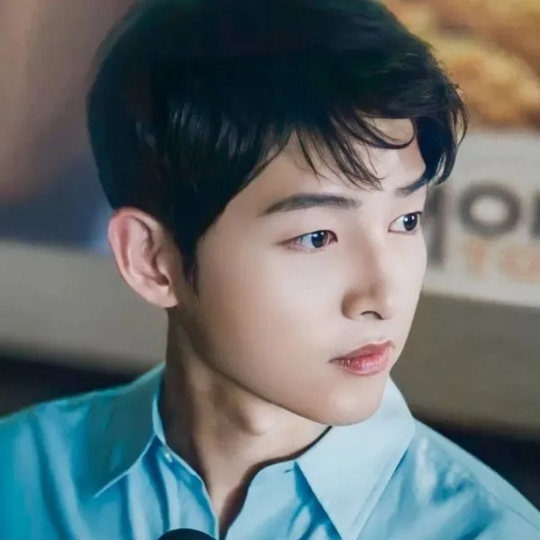Foto populer Song Joongki yang penuh cinta dari penggemar