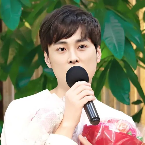 Popular photo full of fans’ love for Min Kyunghoon
