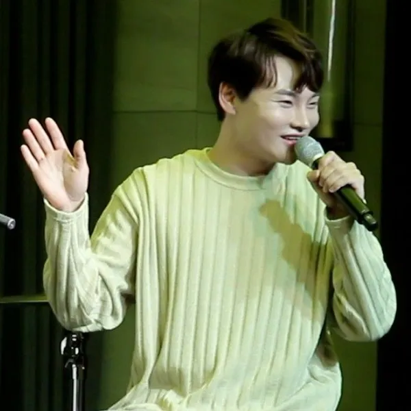 The most loved look of Park Seojin today