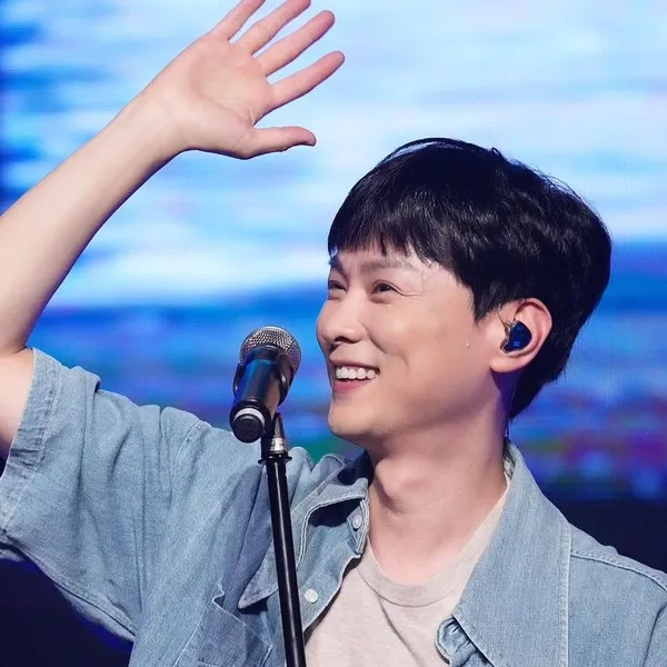 Popular photo full of fans’ love for Min Kyunghoon