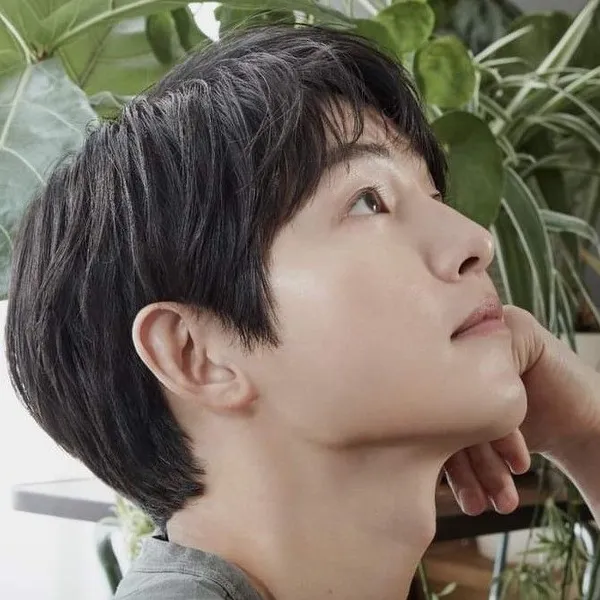 Popular photo full of fans’ love for Song Joongki