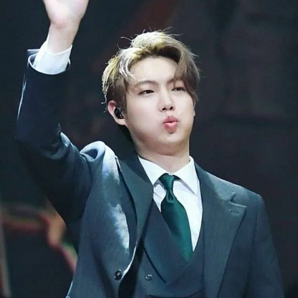 Popular photo full of fans’ love for Son Taejin