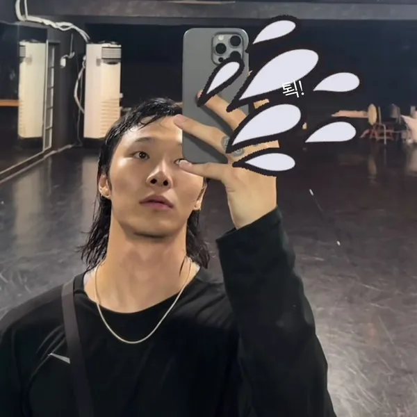 Popular photo full of fans’ love for Ki Moogan