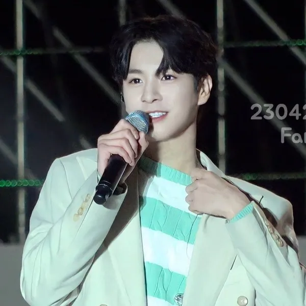 Popular photo full of fans’ love for Jeong Dongwon