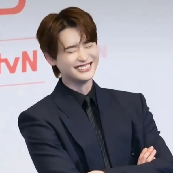 Popular photo full of fans’ love for Lee Jongsuk