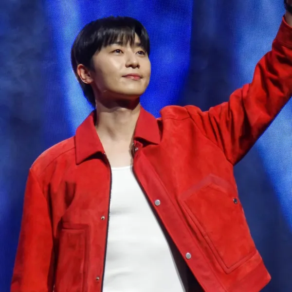 Popular photo full of fans’ love for Park Seojoon