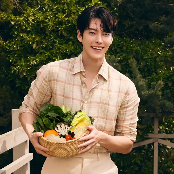 The most loved look of Kim Woobin today