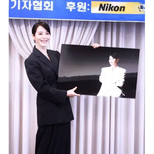Popular photo full of fans’ love for Kim Hyesoo