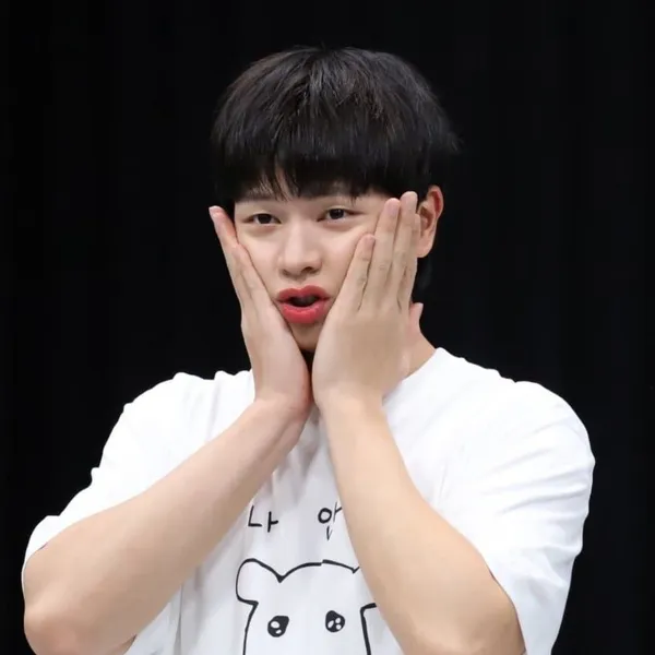 Popular photo full of fans’ love for Yook Sungjae