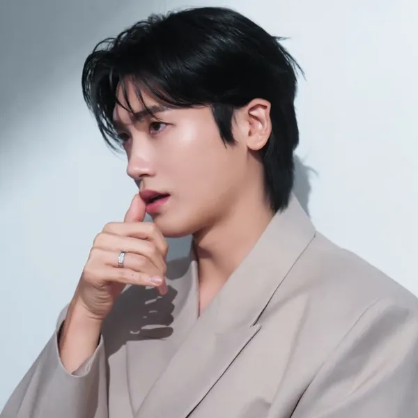 Popular photo full of fans’ love for Park Hyungsik