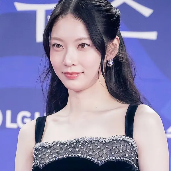 The most loved look of Gong Seungyeon today