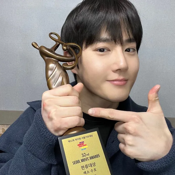 Popular photo full of fans’ love for Suho