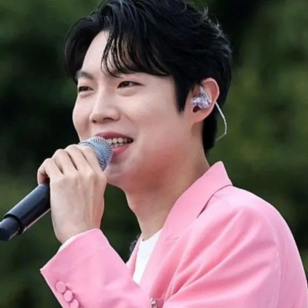 Popular photo full of fans’ love for Son Taejin
