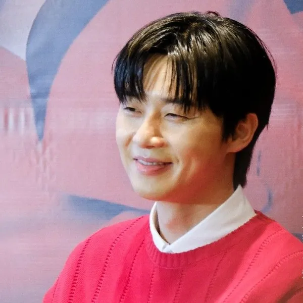 The most loved look of Park Seojoon today