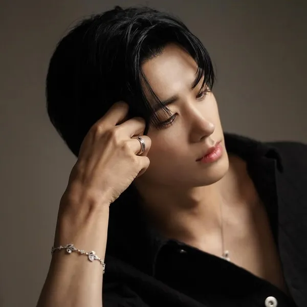 Popular photo full of fans’ love for Park Hyungsik