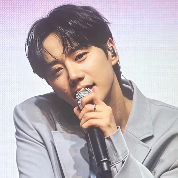 Popular photo full of fans’ love for Lee Junyoung