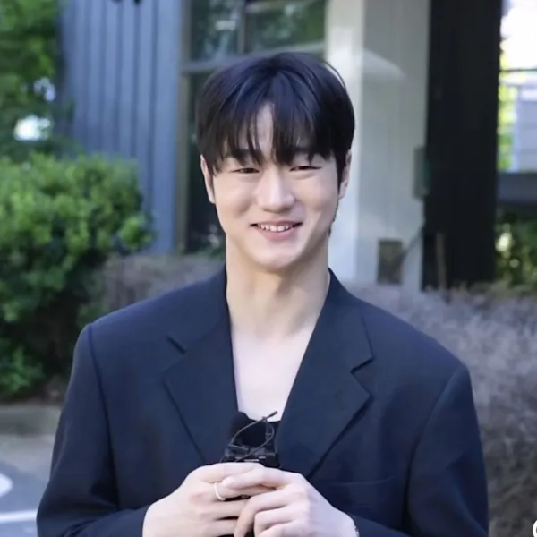 The most loved look of Park Junwoo today