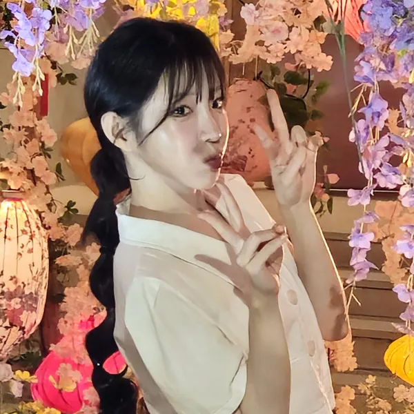 The most loved look of Yeon Yuri today