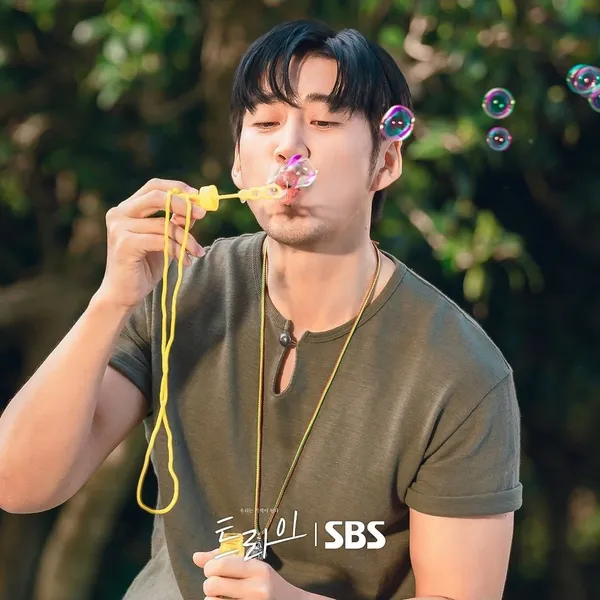 Popular photo full of fans’ love for Yoon Gyesang 
