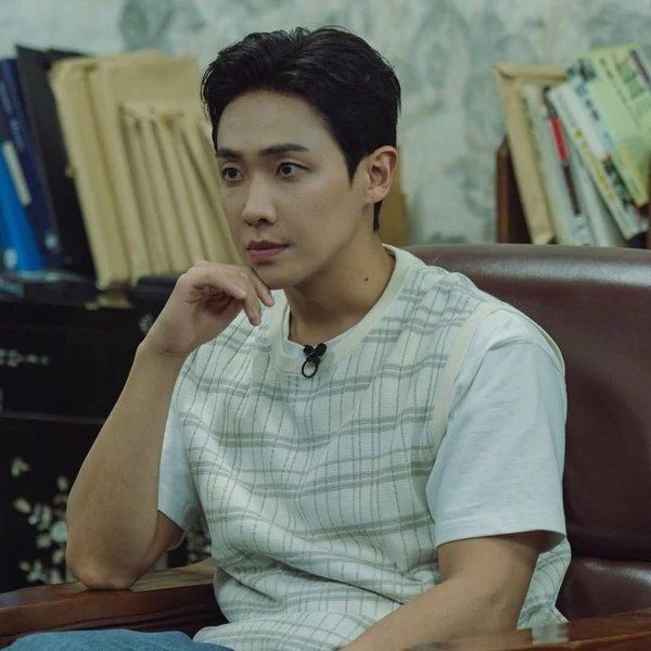 The most loved look of Lee Jun today