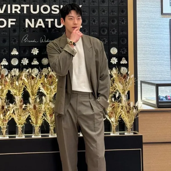 The most loved look of Kim Woobin today