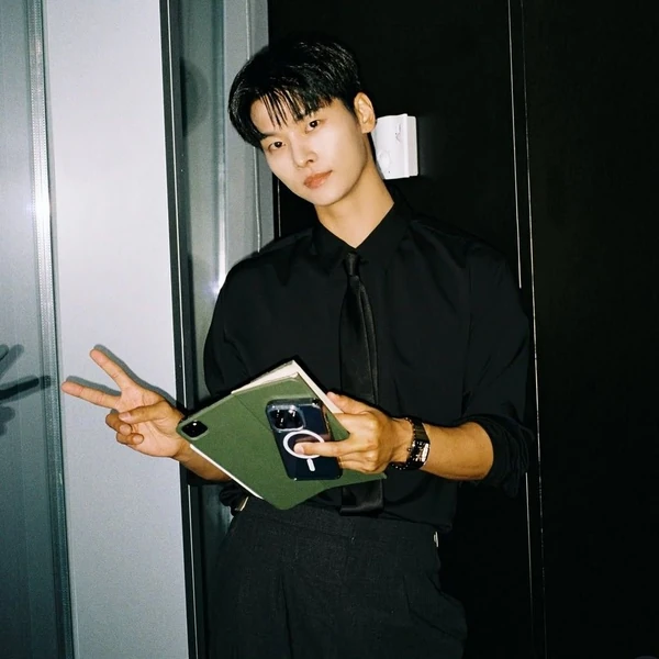 Popular photo full of fans’ love for Cha Hakyeon (N)