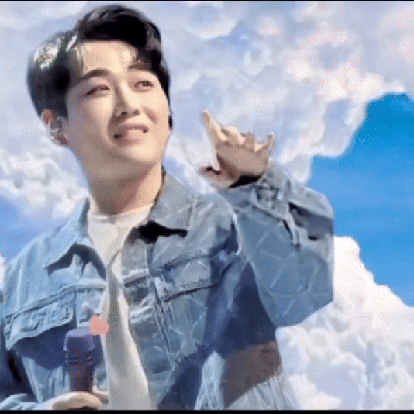 Popular photo full of fans’ love for Hwang Youngwoong
