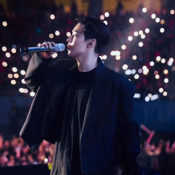 Popular photo full of fans’ love for Henry