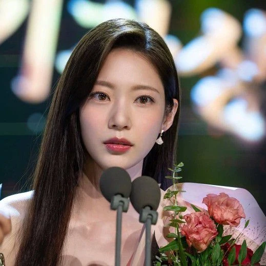 The most loved look of Gong Seungyeon today