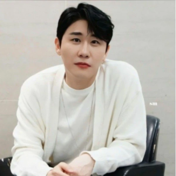 Popular photo full of fans’ love for Young Tak