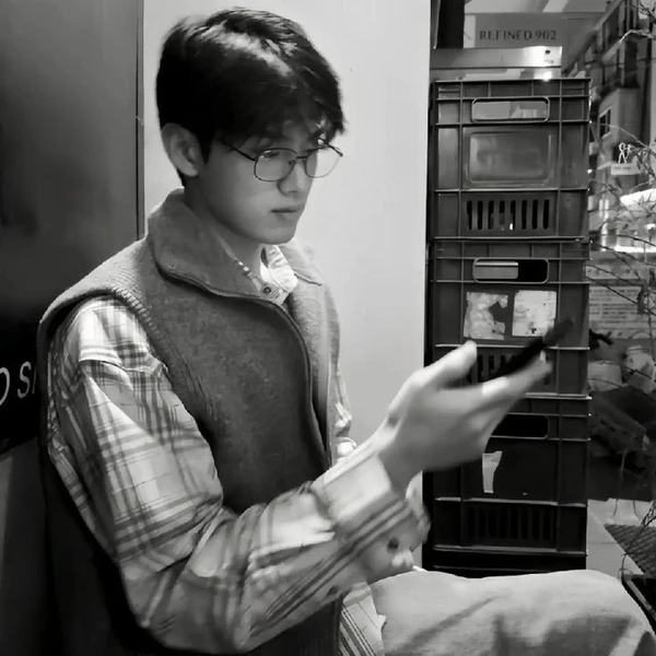 Popular photo full of fans’ love for Hong Mingi