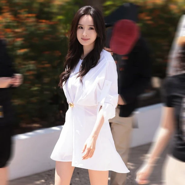 Popular photo full of fans’ love for Yang Mi