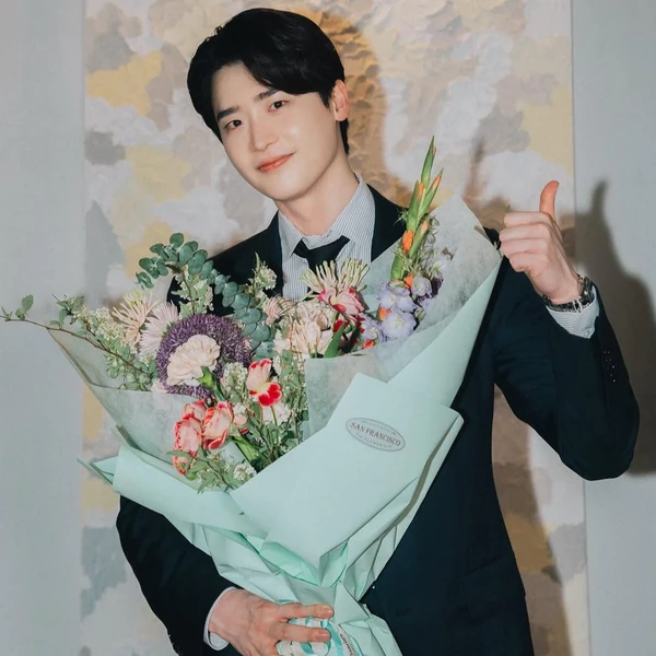 Popular photo full of fans’ love for Lee Jongsuk